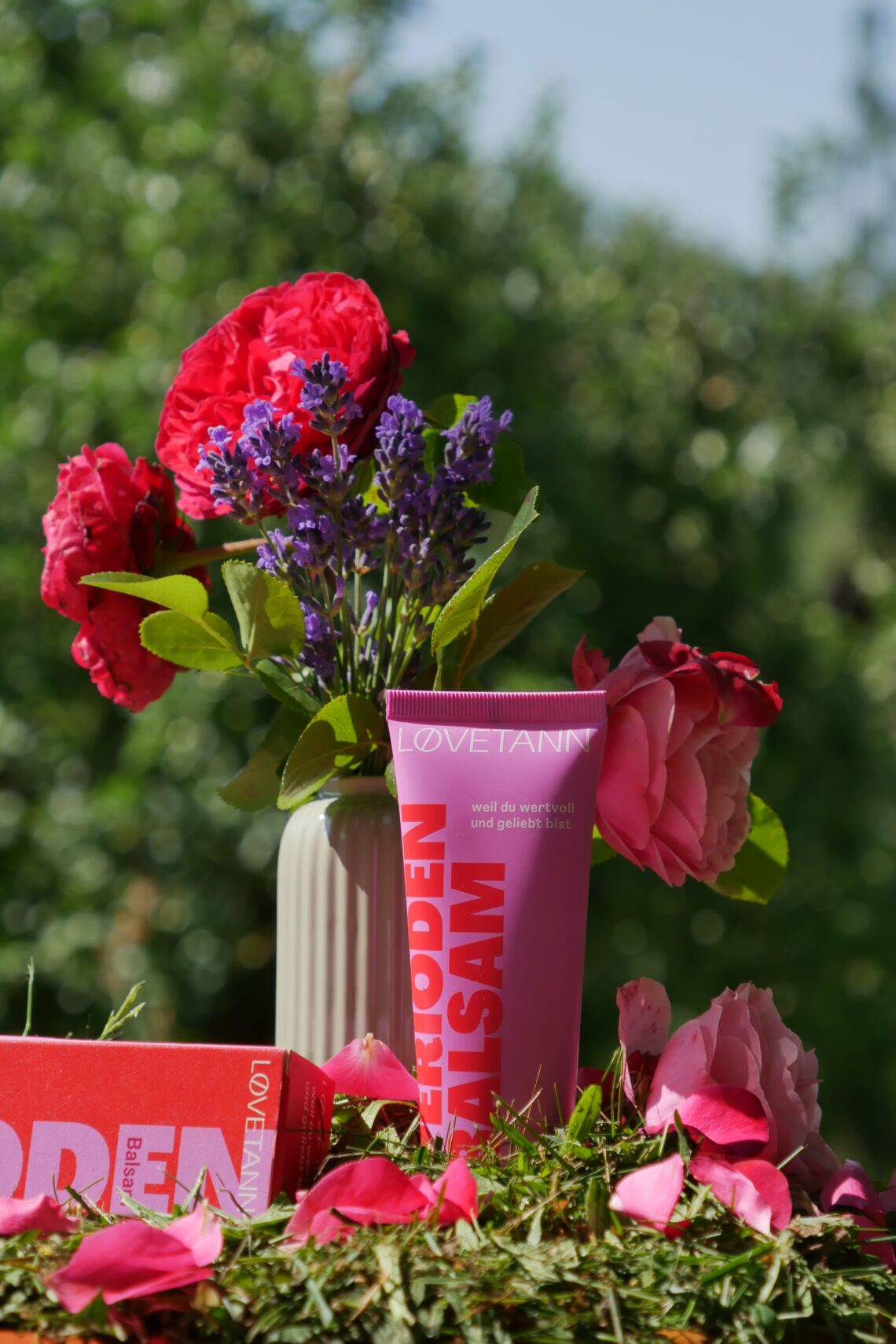 Lovetann Periodenbalsam mit Blumen Fotoshooting